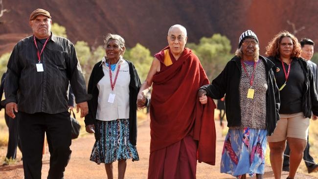 Tenzin Gyatso visits Uluru
