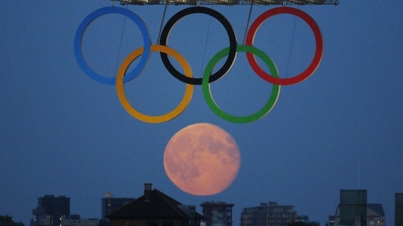 The moon joins the Olympic Rings on London Bridge making a pyramid