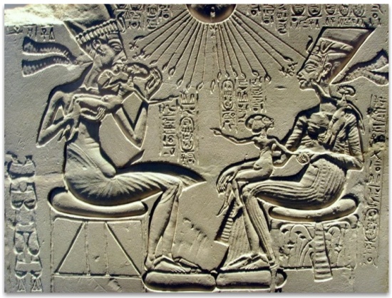 Akenaten, Nefertiti, playing with children