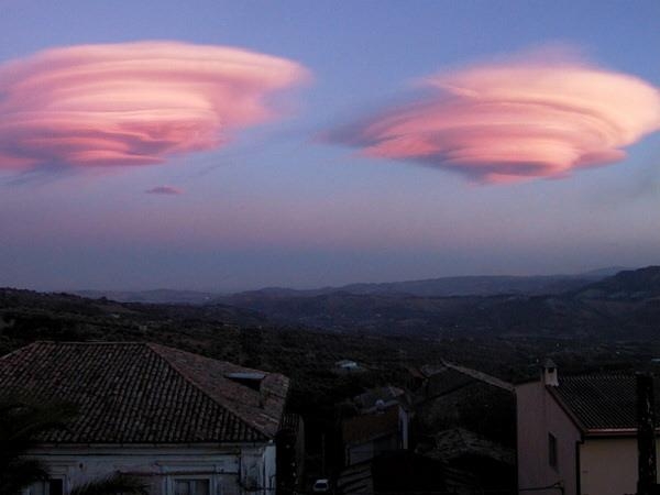 Twin lenticular cloudships