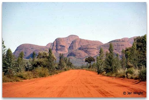 Original road from Ayers Rock to the Olgas (Kata-Tjuta)